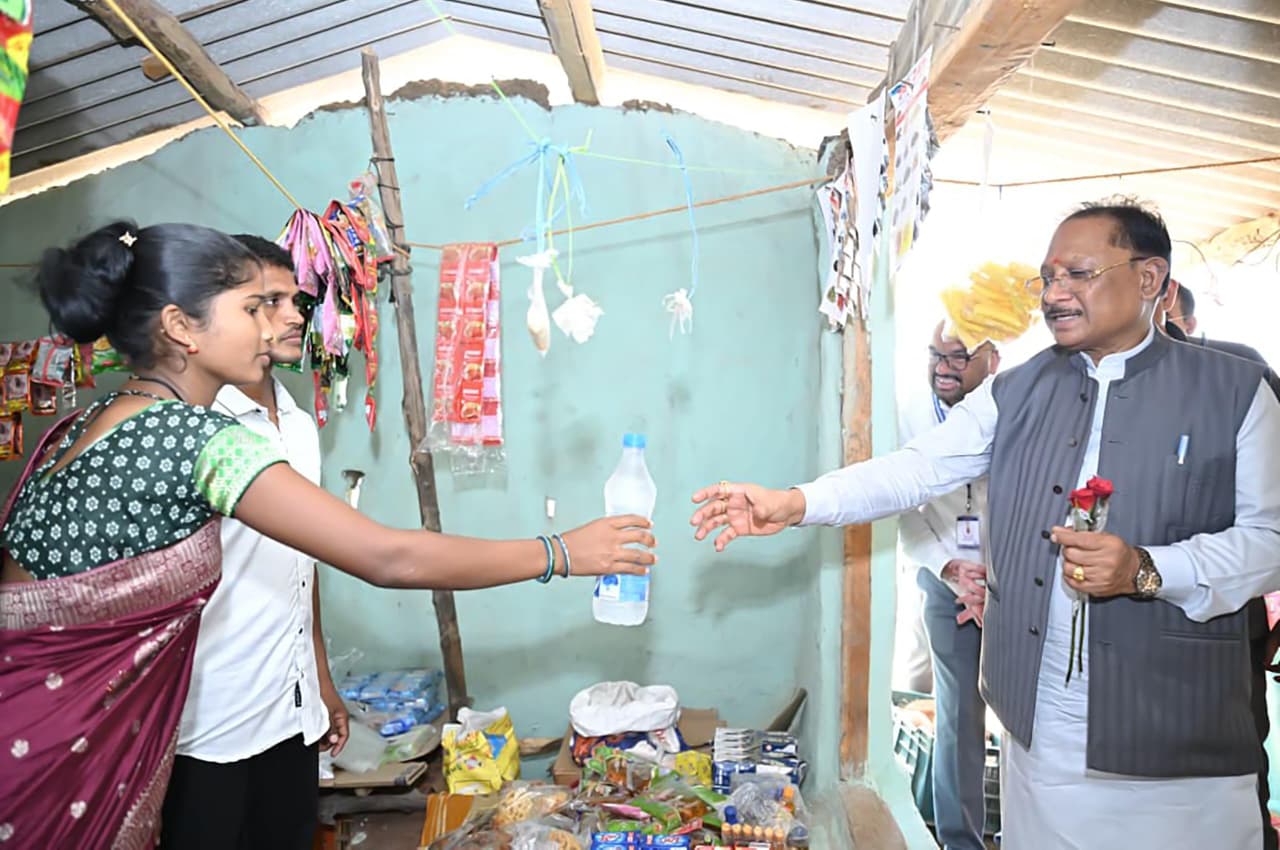 CG News: Chief Minister Vishnu Dev Sai boosted morale by buying a water bottle, saying - this is the picture of new Bijapur