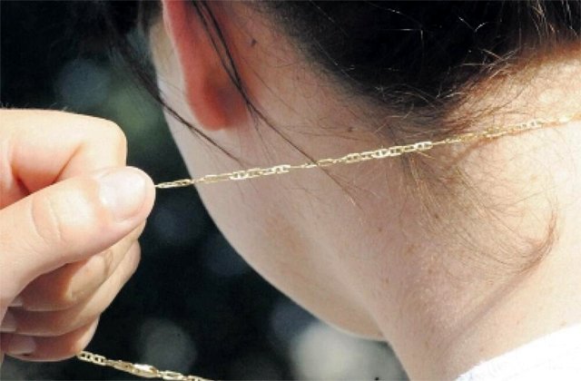 Raipur City News: Unidentified woman snatches gold chain from girl's neck; incident captured on CCTV.