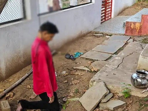 CG News: Former Deputy Sarpanch takes extreme step; body found hanging from a tree in a temple complex by the pond.