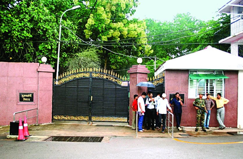 CG Breaking: मंत्रिमंडल फेरबदल की अटकलों के बीच सीएम हाउस से मंत्रियों को बुलावा, थोड़ी ही देर में शुरु होगी बैठक