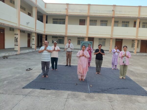 MP News: Yoga Day event organized in Shahdol's Kanchanpur; enthusiasm witnessed at Kanya Shiksha Parisar.