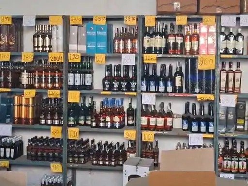 ambikapur-liquor-overpricing-case-excise-sub-inspector-suspended-two-officials-served-notice