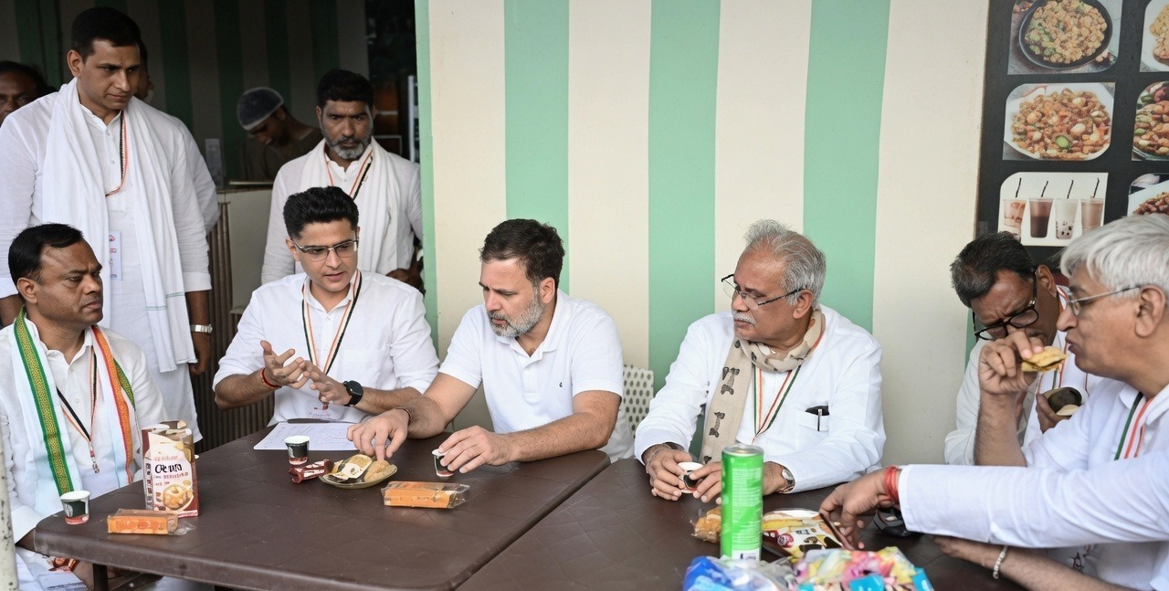 Raipur City News : रायपुर में टपरी पर चाय की चुस्की लेते दिखे राहुल गांधी, अभनपुर में संगठन को दिया जीत का मंत्र