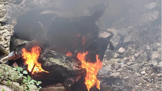 Accident : पिथौरागढ़ में दर्दनाक हादसा : गहरी खाई में गिरी तेज रफ्तार कार, 2 लोग जिंदा जले, 3 घायल