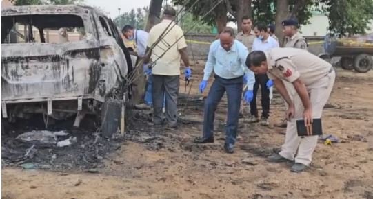 CG News: रेत तस्करी विवाद में भाजपा नेता और भाई को फॉर्च्यूनर कार में जिंदा जलाया, 2 की मौत, डंपर से रास्ता रोक कार में लगाई आग, कई संदिग्ध हिरासत में
