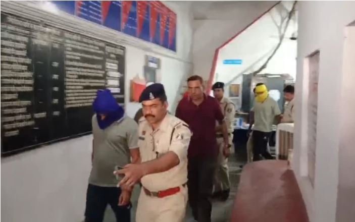 CG Breaking: रेत कारोबार में बीजेपी नेता लल्ला सिंह की हत्या मामले के मुख्य आरोपी सहित चार का सरेंडर, फॉर्च्यूनर में पेट्रोल छिड़ककर जिंदा जला दिया था