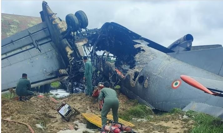 बिग ब्रेकिंग: जोरहाट एयरबेस पर IAF का AN-32 प्लेन क्रैश, लैंडिंग के बाद दो हिस्सों में बंट गया विमान
