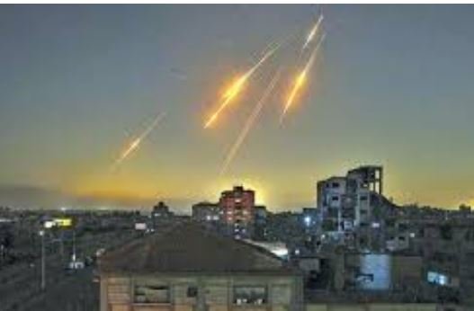Iran-US Ceasefire: अमेरिकी हमलों के बाद ईरान ने US सैन्य ठिकानों पर दागीं मिसाइलें, खाड़ी में बढ़ा तनाव