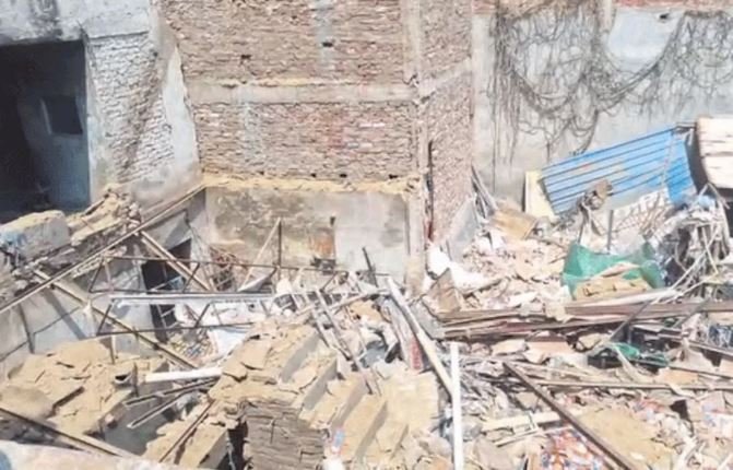 LPG Cylinder Blast: एलपीजी सिलेंडर विस्फोट से ढहा मकान, कई लोग दबे, छह घायल मलबे से निकले, मौके पर फायर ब्रिगेड मौजूद, देखें वीडियो