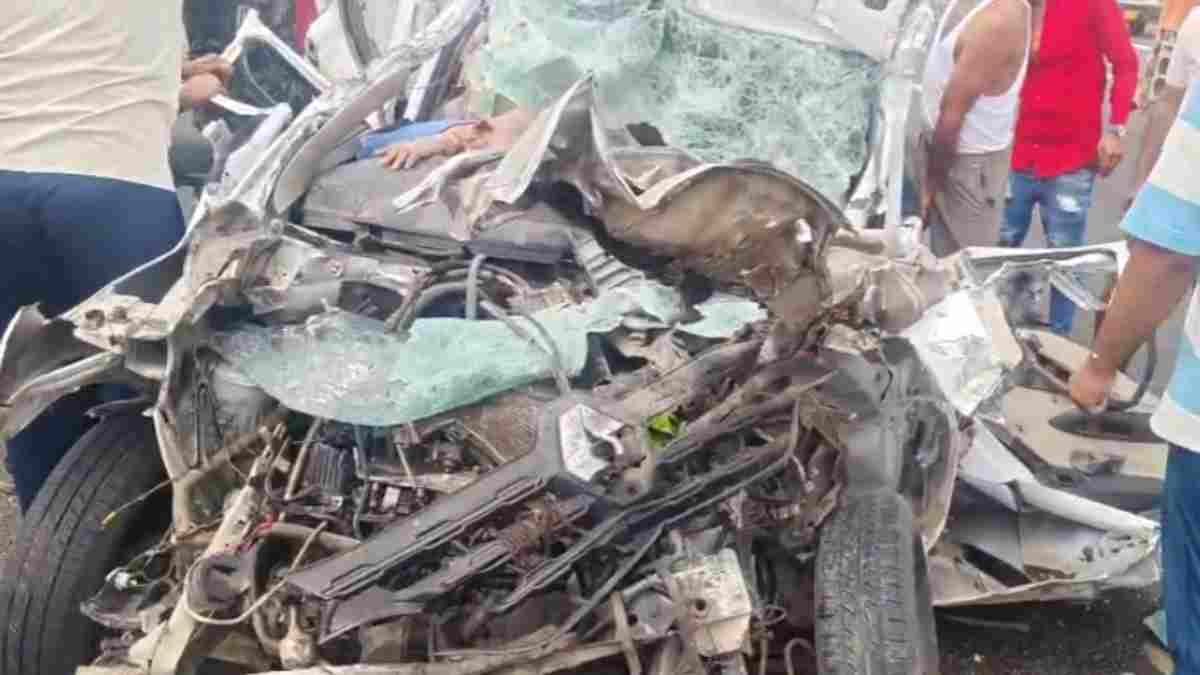 MP Accident : मंदसौर में दिल्ली-मुंबई एक्सप्रेसवे पर भीषण हादसा : ट्रक में घुसी तेज रफ्तार कार, 4 की मौत, 2 घायल