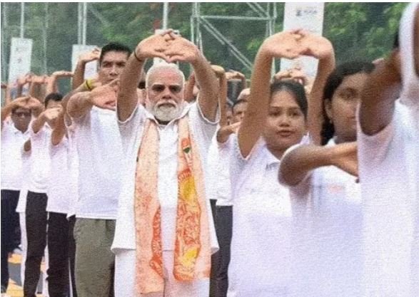PM Modi, Kolkata Yoga Day LIVE: कोलकाता में मोदी बोले-70 की उम्र में 50 जैसा दिखें, योग इसमें मददगार,पीएम ने 4 आसन किए, लोगों को सिखाया