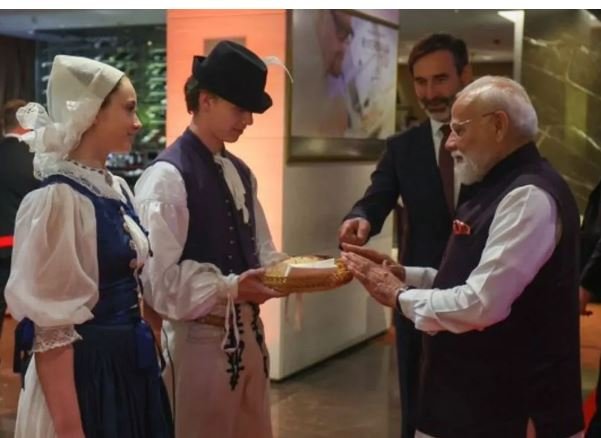 यूरोप के इस देश में पीएम मोदी का ‘ब्रेड और नमक’ से हुआ क्यों हुआ स्वागत, जानिए इसके पीछे का कारण