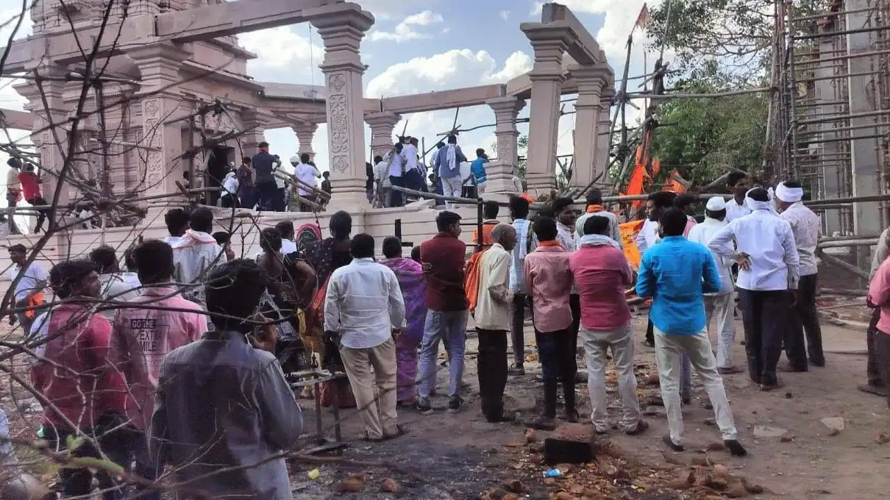 Breaking : परभणी में बड़ा हादसा : हनुमान मंदिर के मंडप की छत गिरी, 5 की मौत, 30-40 लोग मलबे में दबे