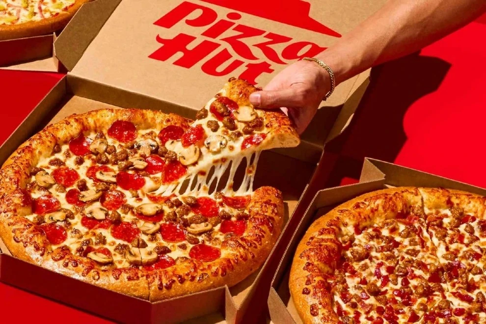 Pizza Hut : 23 हजार करोड़ रुपये में बिकेगा Pizza Hut, जानिए Yum Brands ने क्यों लिया ये फैसला Pizza Hut : 23 हजार करोड़ रुपये में बिकेगा Pizza Hut, जानिए Yum Brands ने क्यों लिया ये फैसला