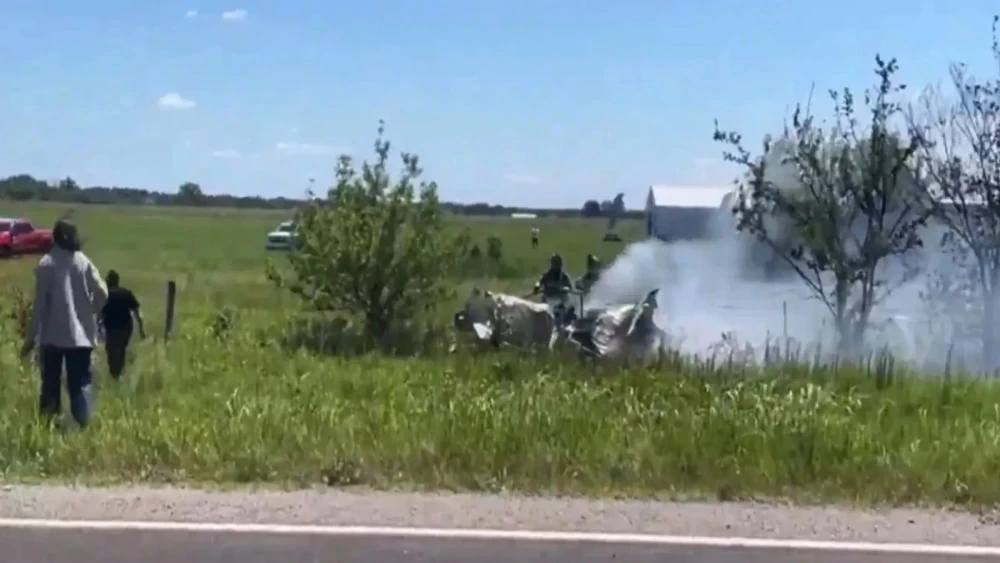 Plane crashes in France: फ्रांस में बड़ा विमान हादसा, स्काईडाइवर्स को ले जा रहा प्लेन हुआ क्रैश, 11 लोगों की मौत
