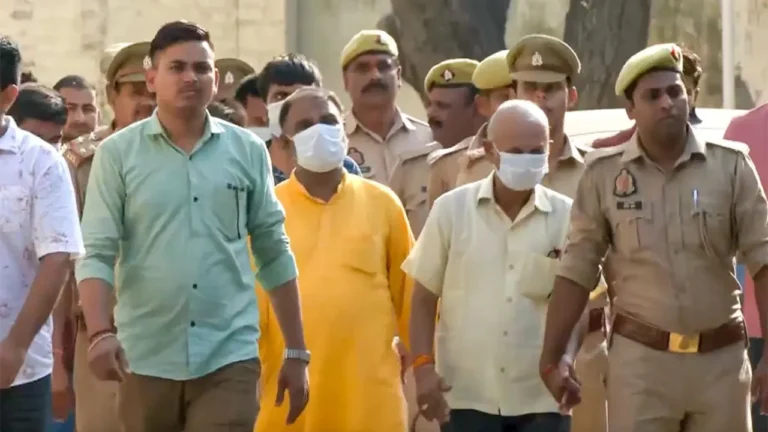 Breaking : राम मंदिर चढ़ावा चोरी मामले में बड़ी कार्रवाई, आठ आरोपियों के घरों पर पुलिस का छापा, 80 लाख रुपये नकद बरामद