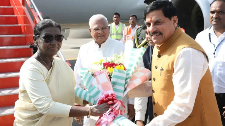 MP News : राष्ट्रपति द्रौपदी मुर्मु इंदौर पहुंचीं, एयरपोर्ट पर राज्यपाल और CM डॉ. मोहन यादव ने किया स्वागत