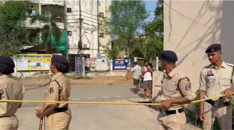 Raipur City News: सुबह-सुबह बुलडोजर लेकर पहुंचे निगम अफसर, सेंट पॉल स्कूल में निर्माणाधीन भवन ध्वस्त, पुलिस बल तैनात