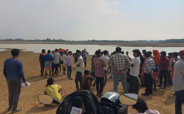 Surajpur boat Accident: आधी रात मछली पकड़ने गए थे बतरा डैम में, नाव पलटने से 3 लोग लपता, मौके पर DDRF मौजूद