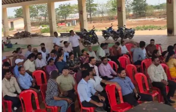 CG News: अंबिकापुर में नायब तहसीलदार मारपीट मामले में खत्म हुई हड़ताल, आज से काम पर लौटेंगे तहसीलदार और नायब तहसीलदार