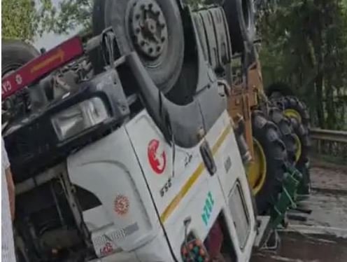 Trailer overturns on Sarona flyover-01