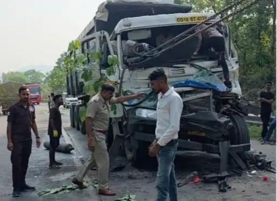 Cg Accident: आमने-सामने टक्करा गई तेज रफ्तार ट्रेलर, चालक की मौके पर मौत, भालूमोड़ के पास हुआ हादसा