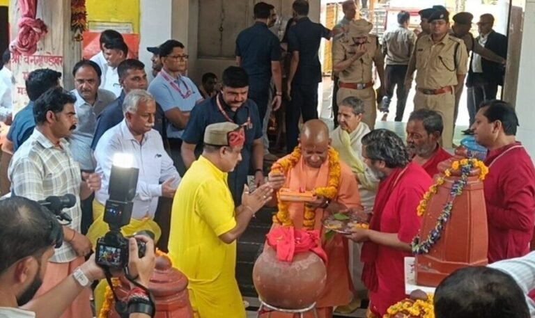 UP News : दतिया पहुंचे CM योगी आदित्यनाथ, मां पीतांबरा पीठ में की पूजा-अर्चना, देश-प्रदेश की सुख-समृद्धि की कामना की