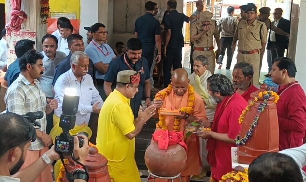 UP News : दतिया पहुंचे CM योगी आदित्यनाथ, मां पीतांबरा पीठ में की पूजा-अर्चना, देश-प्रदेश की सुख-समृद्धि की कामना की