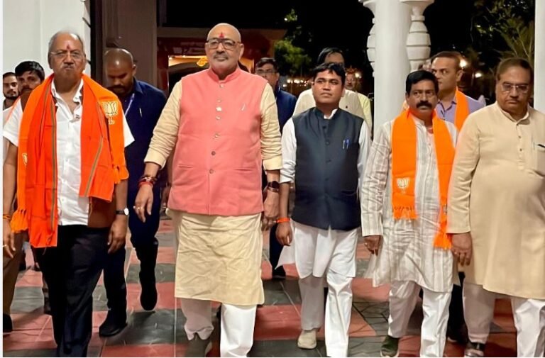 Union Minister Giriraj Singh arrived at Kushabhau Thakre Parisar BJP office