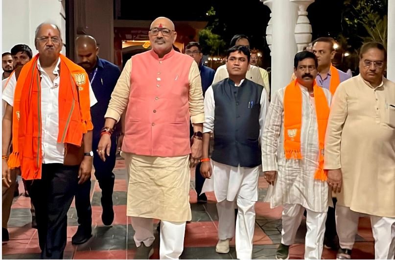 Union Minister Giriraj Singh arrived at Kushabhau Thakre Parisar BJP office
