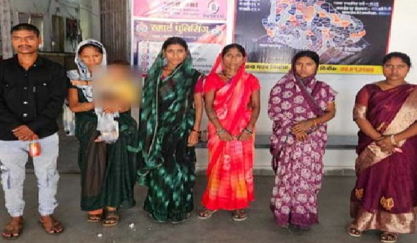 CG News: Family-run gang of snatchers active at weekly market; 6 accused arrested after snatching retired teacher's chain.
