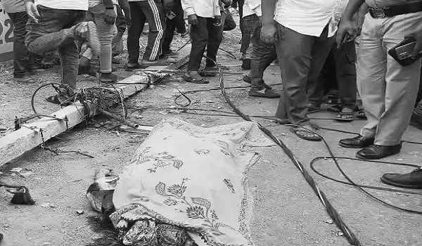 CG News: Electric pole falls on Anganwadi worker who had come to buy vegetables; she died on the spot.