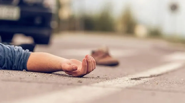 UP Accident: Speeding tempo hits motorcycle; two friends killed, driver flees.