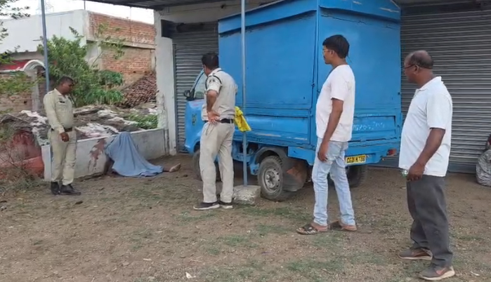 CG Crime: Middle-aged man hacked to death with a *farsa* (battle-axe) at village square; accused surrenders.