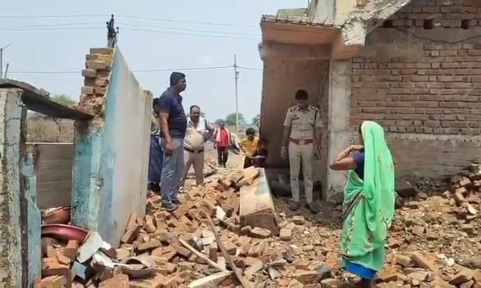 CG News: Two young sisters die after wall collapses; woman referred to Raipur in critical condition.
