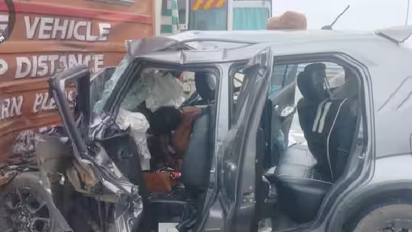 Major Accident: Speeding car collides with truck; 5 members of the same family killed in tragic accident.