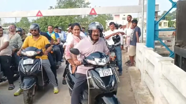 CG News: Deputy CM Arun Sao sets out on a scooter, conducts a surprise inspection of development works in Bilaspur; reprimands officials for lethargy.