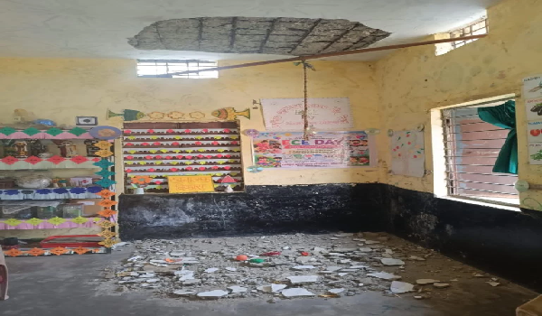 CG News: Ceiling plaster collapses at Anganwadi centre; incident occurred before children arrived.