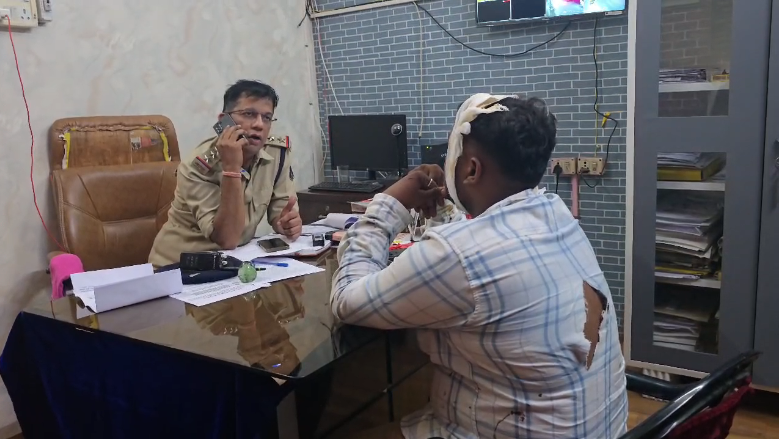 CG News: Masked miscreants surrounded a youth in broad daylight and looted jewellery and cash worth Rs 3.50 lakh, police engaged in investigation.