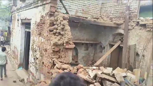 UP News: Rain causes mud house wall to collapse, mother and daughter die from being crushed, innocent child battling for life