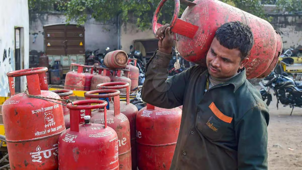 only-4-subsidized-cylinders-will-be-available-per-year-in-ujjwala-yojana