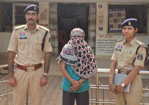CG News: Under-construction school turns into drug den, woman smuggler arrested with heroin worth Rs 10 lakh
