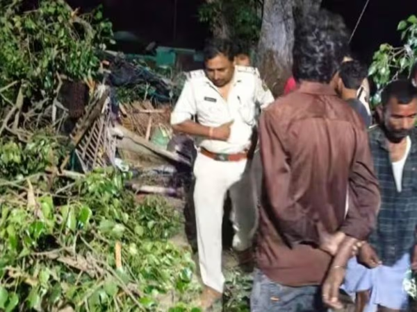 Bihar News: A huge peepal tree fell on a house due to a strong storm, causing a painful death of four innocent children including their mother.