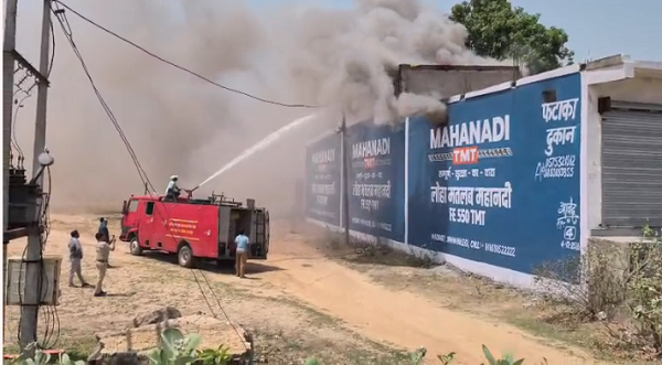 CG News: Fire breaks out at firecracker warehouse; Rampur shaken by continuous explosions; chaos ensues.