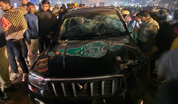 UP Accident: People rushed to save an injured person but were run over by an out-of-control car; 5 dead, including two brothers.