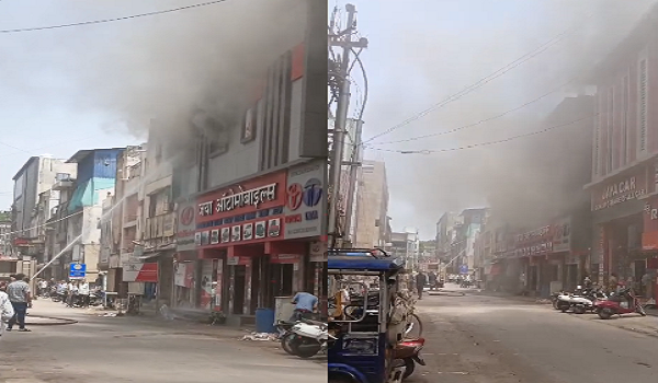 Raipur City News: Chaos ensues after a fire breaks out at a tyre shop opposite the police station; fire brigade team at the scene.