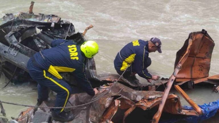 Rishikesh-Joshimath Truck Accident : उत्तराखंड में दर्दनाक हादसा : अलकनंदा नदी में गिरा ट्रक, एक शव बरामद, कई लापता