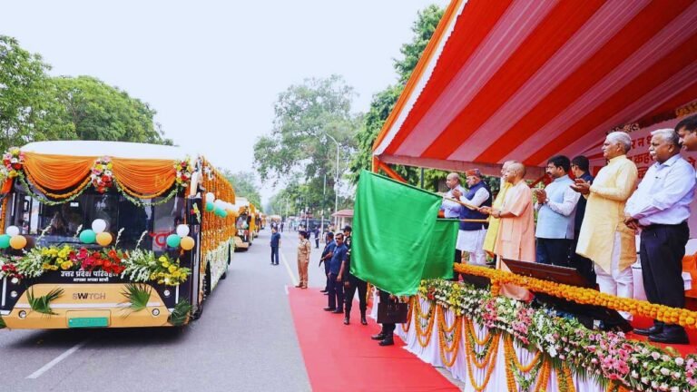 UP News : सीएम योगी ने नोएडा को दिया बड़ा तोहफा : 45 इलेक्ट्रिक बसों को दिखाई हरी झंडी, कहा- सार्वजनिक परिवहन होगा और मजबूत