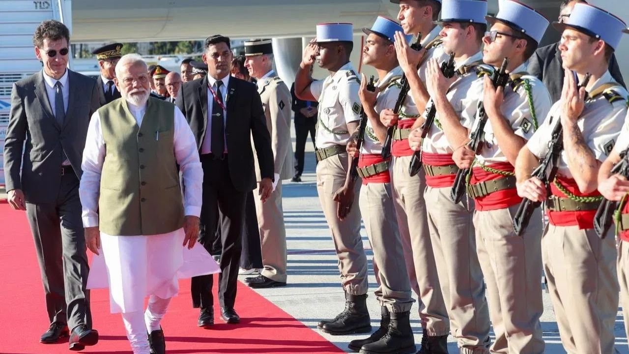 PM Modi G7 Summit : G7 समिट के लिए फ्रांस पहुंचे पीएम मोदी, इमैनुएल मैक्रों से करेंगे अहम मुलाकात, प्रवासी भारतीयों ने किया जोरदार स्वागत