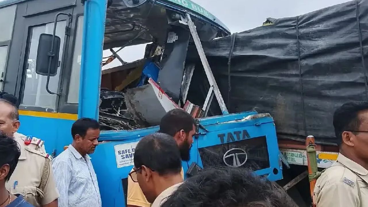 Big Accident : उत्तर बंगाल में बड़ा हादसा : जलपाईगुड़ी में बस और ट्रक की टक्कर में 5 की मौत, 40 से अधिक घायल